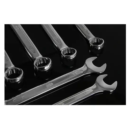 Fem kombinasjonsnøkler i blankt krom, sett ovenfra med både ring- og åpen ende synlig på sort bakgrunn.