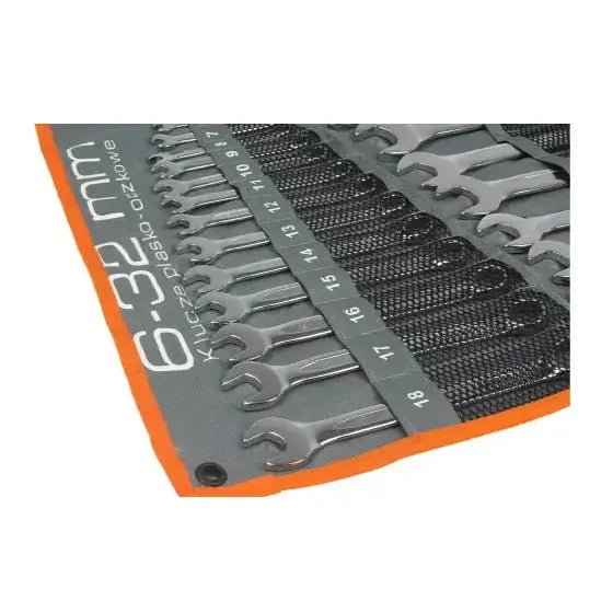 Kombinasjonsnøkkelsett med 24 nøkler fra 6 til 32 mm, pent plassert i grå rull med oransje kant.