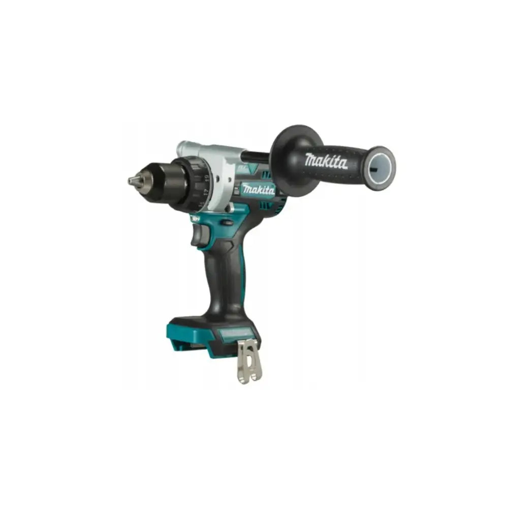 Blå og svart batteridrill med sidehåndtak og metallfeste, skrå forfra mot hvit bakgrunn.