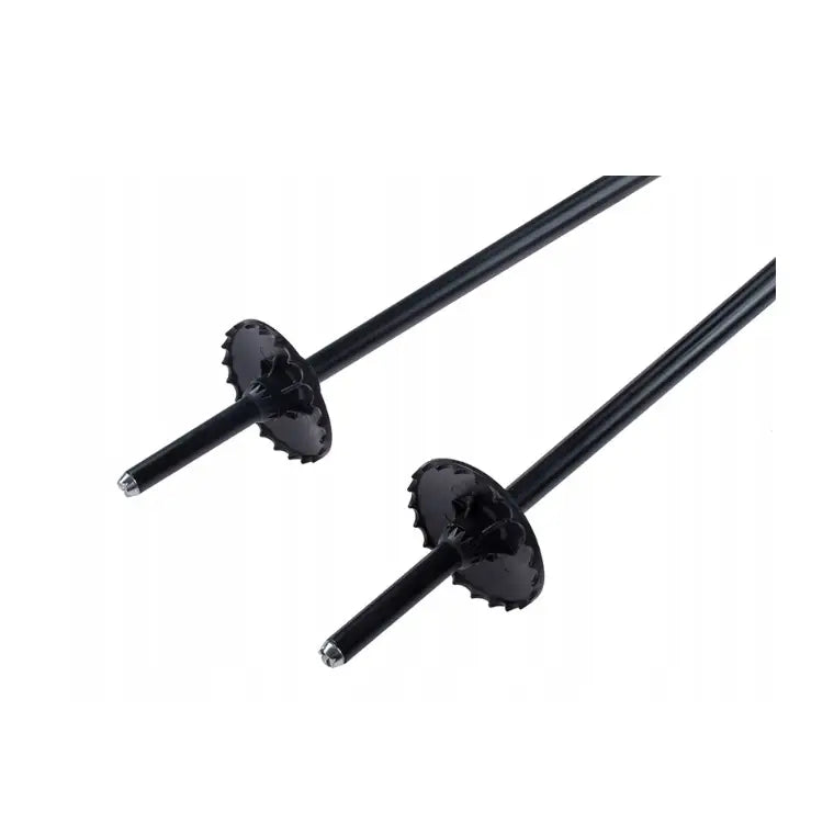 Komperdell Schnapsstock skistaver, svarte med metallspiss og store taggete plasttrinser, skrå vinkel mot hvit bakgrunn.