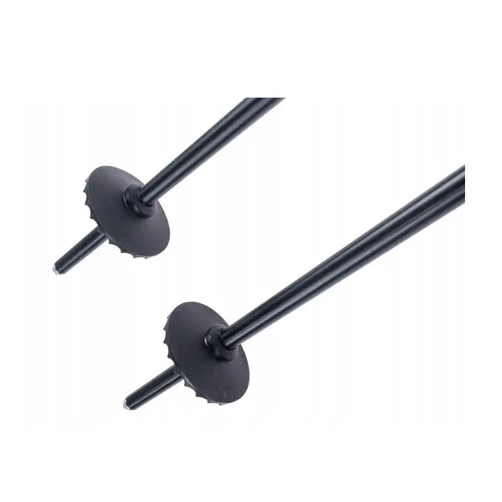 Komperdell Schnapsstock skistaver, to svarte staver med metallspisser og taggete plasttrenser, sett skrått ovenfra.