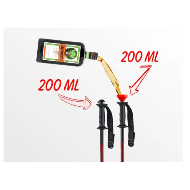 Komperdell Schnapsstock skistaver, frontvisning med målebeger og væske som helles i håndtaket, 200 ml markering.