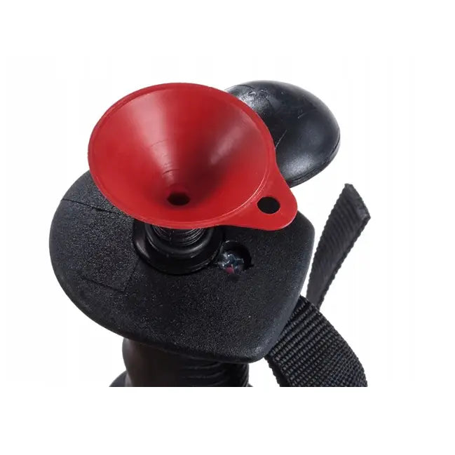 Komperdell Schnapsstock skistav, detalj av rød trakt i svart mekanisme og stropp fra nær vinkel.