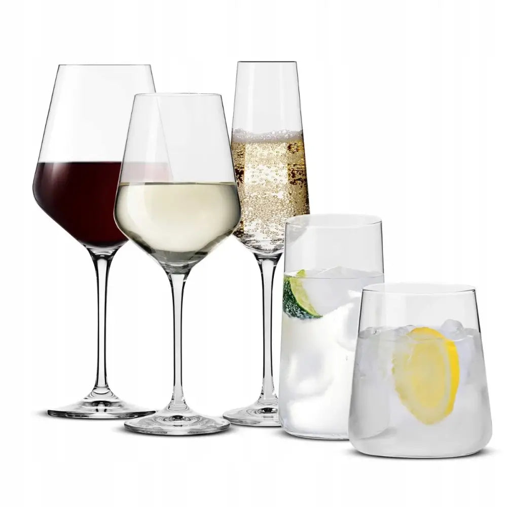 Komplet Avant-Garde Glass 20-dels sett, fem ulike glass med vin og vann med sitrus, sett forfra mot hvit bakgrunn.