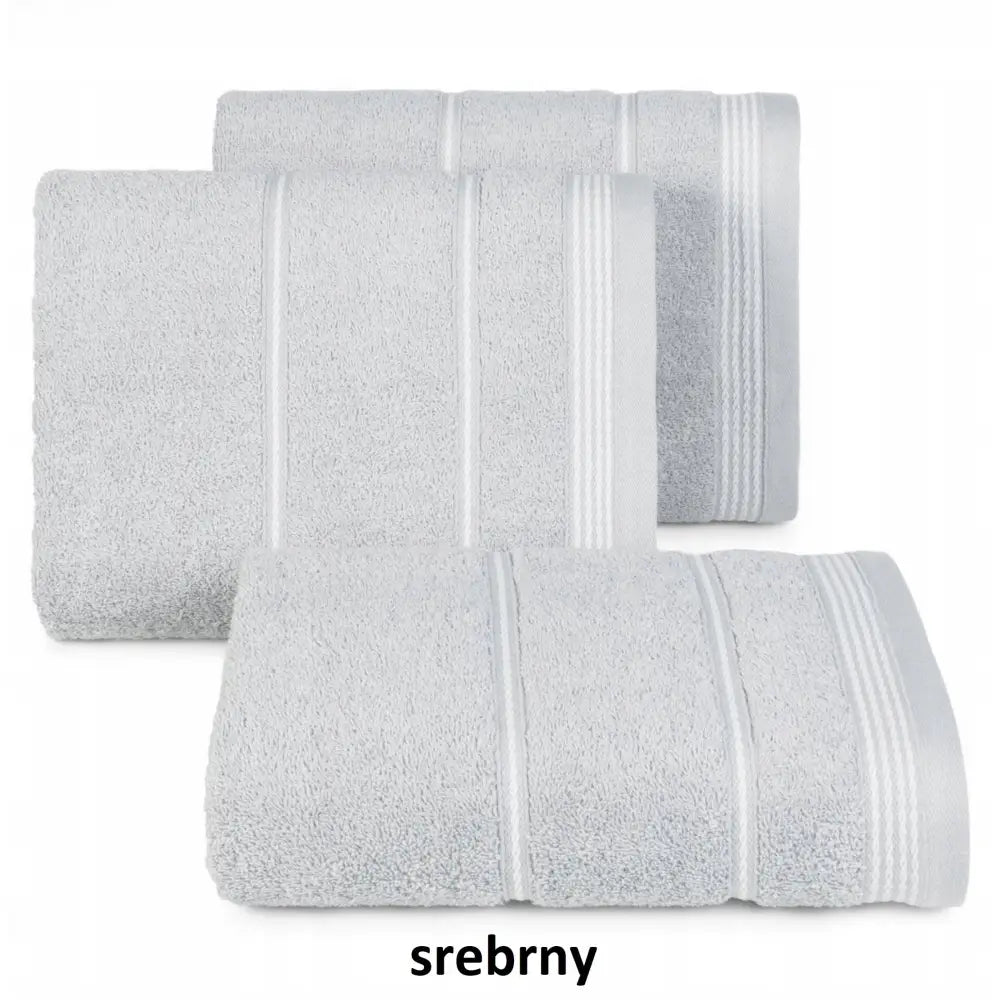 Komplett badehåndkle sett i lysegrå bomull, tre håndklær med dekorative striper og strukturert kant.
