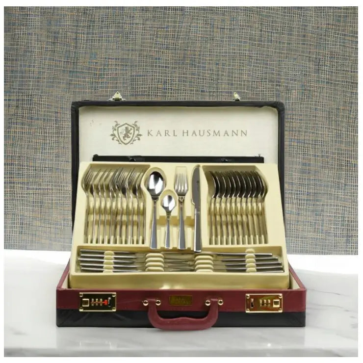 Komplett bestikksett med 72 sølvfargede deler, pent arrangert i beige koffert med Karl Hausmann-logo.