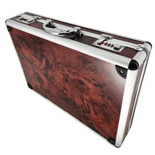 Koffert til bestikksett for 12 personer sett skrått ovenfra, med synlige kombinasjonslåser og bærehåndtak.