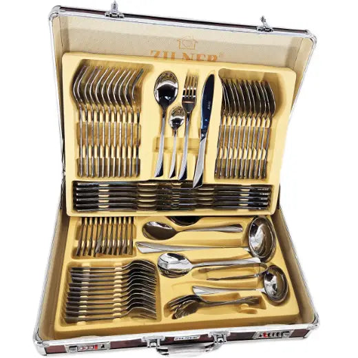 Bestikksett for 12 personer, 72 blanke deler elegant organisert i åpen koffert med lys beige innside, sett ovenfra.