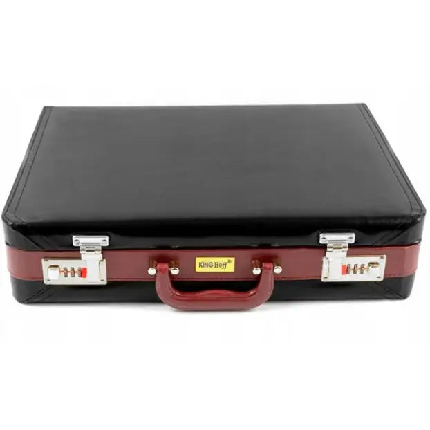 Sort bestikkoffert med rødt håndtak, to sølv kodelåser og gul logo sentrert på forsiden.