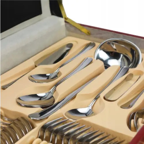 Bestikksett Kinghoff i høyglans stål, oversiktsbilde av ulike deler i beige oppbevaringsboks med rom.