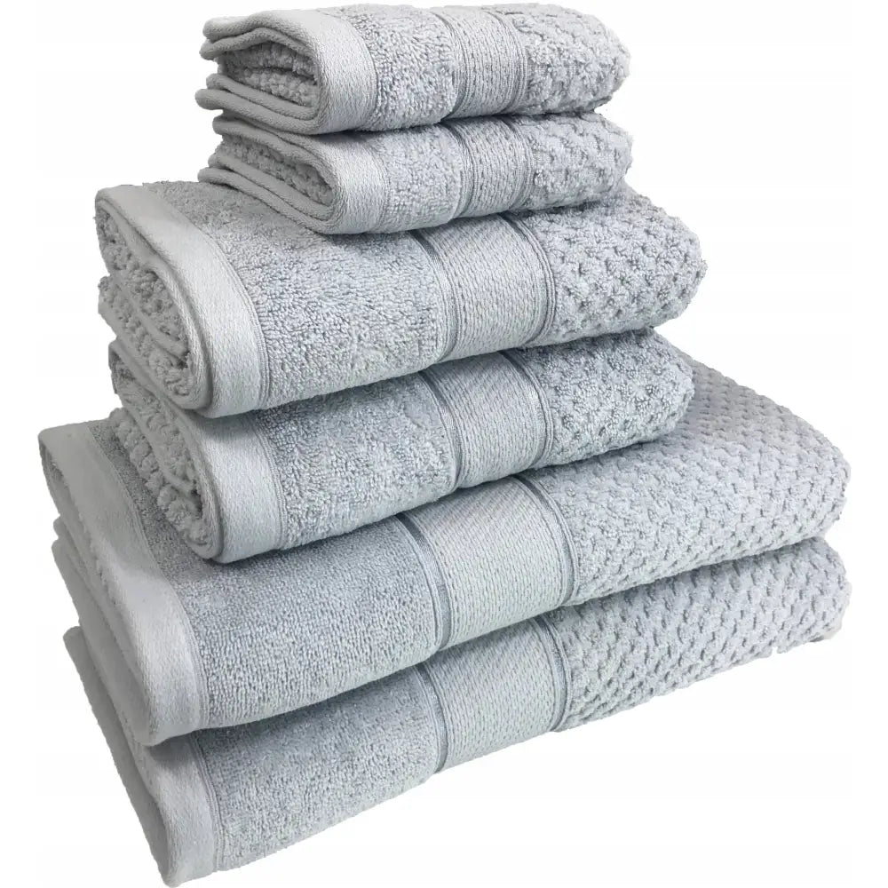 Komplett håndkle sett, seks grå håndklær i ulike størrelser med dekorative striper, stablet fra skrå vinkel.