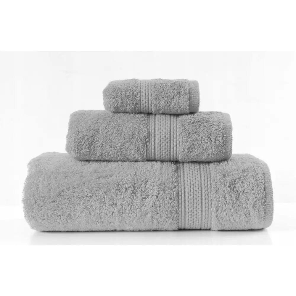 Komplett håndkle sett Greno i grått, tre stablede håndklær med dekorativ bord, frontvisning.