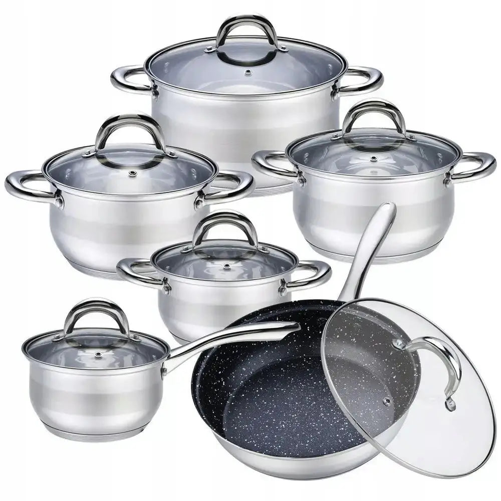Komplett kjøkkensett med seks gryter og stekepanne i rustfritt stål, alle med glasslokk, sett forfra.