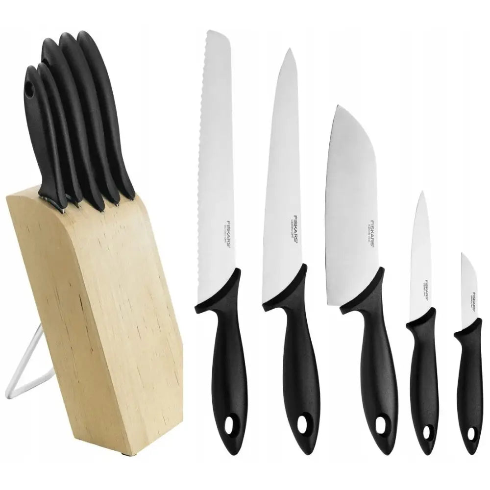 Knivsett Fiskars Essential, fem kjøkkenkniver med sorte håndtak og lys treknivblokk, sidevisning.