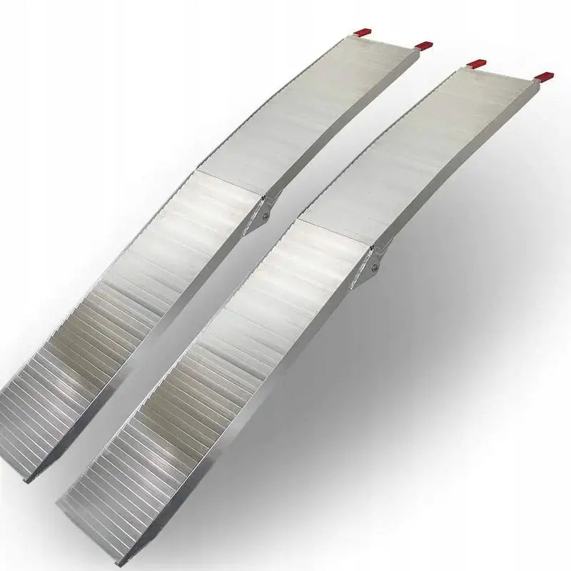 Komplett lasteramper for biloppkjøring, to sølvfargede aluminiumsramper med ribbet overflate og røde ender.