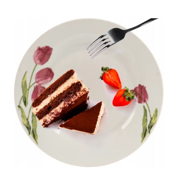 Rund tallerken med rosa og grønt blomstermønster, servert med sjokoladekake, jordbær og sort gaffel.