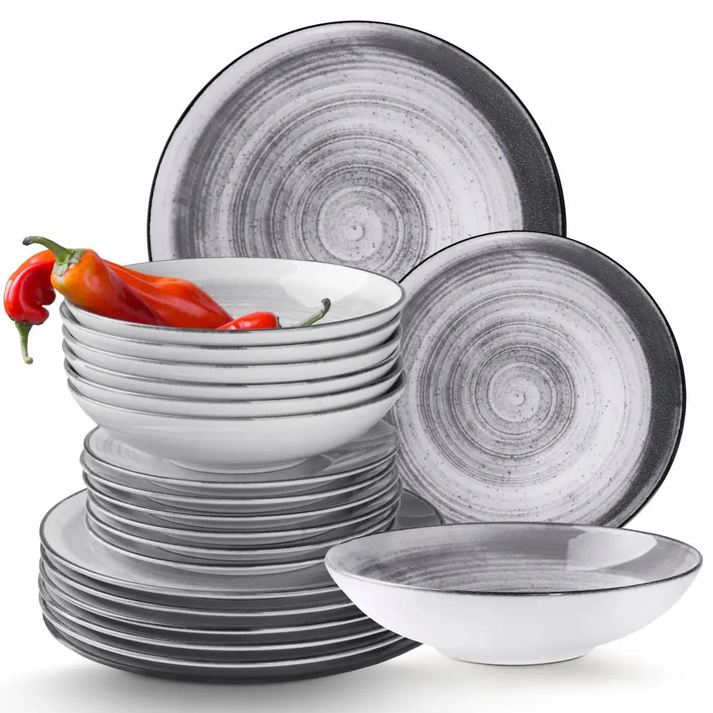 Komplett porselensservise med grått og hvitt spiraldesign, tallerkener og boller med røde chili, skrå vinkel.