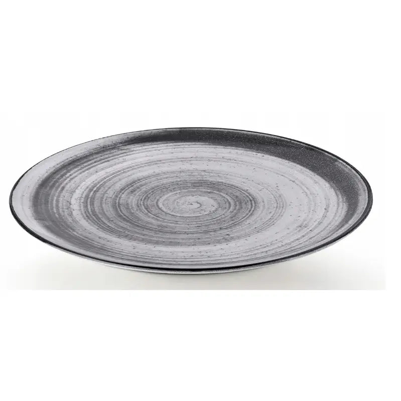 Grå keramikk-tallerken fra Konsimo servise, sideprofil som fremhever lav høyde og sirkulære mønstre.