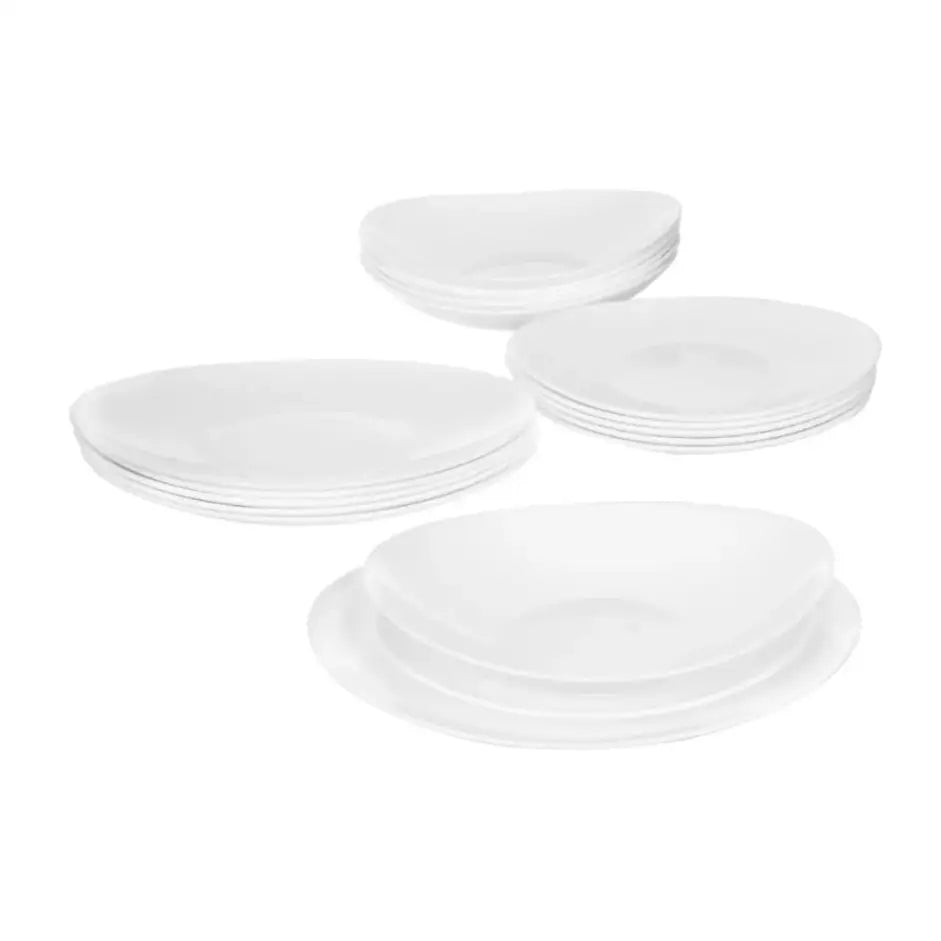 Komplett servise sett i hvitt porselen, fire hauger med middagstallerkener i ulike størrelser mot hvit bakgrunn.