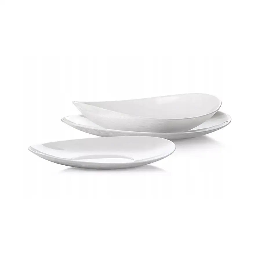 Komplett servise, fire ovale hvite porselenstallerkener stablet delvis oppå hverandre fra siden.