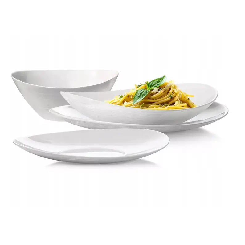 Servisesett i hvitt porselen, skråvisning med fat, bolle og tallerkener hvor én har mat servert.