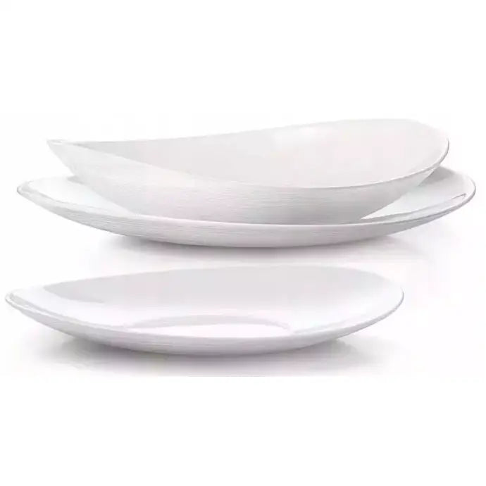 Komplett servisesett, tre hvite ovale porselenstallerkener stablet delvis oppå hverandre, sidevisning.