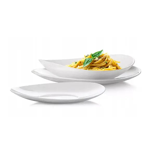 Komplett servise sett med tre ovale hvite porselensfat, ett servert med pasta og basilikum, sideprofil.