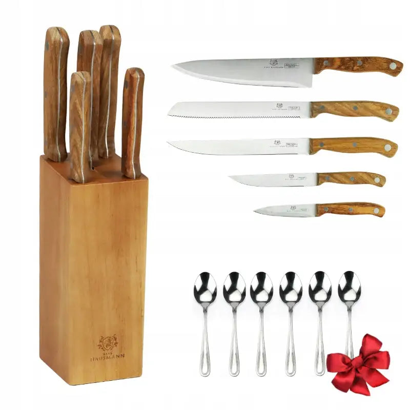 Knivsett med seks treskaftede kniver i lys treblokk, seks skjeer og rød sløyfe på kjøkkenbenk.