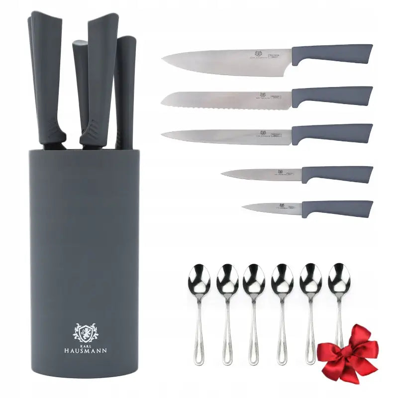Knivsett med fem gråhåndtakede kjøkkenkniver i blokk, seks små skjeer med rød sløyfe under.