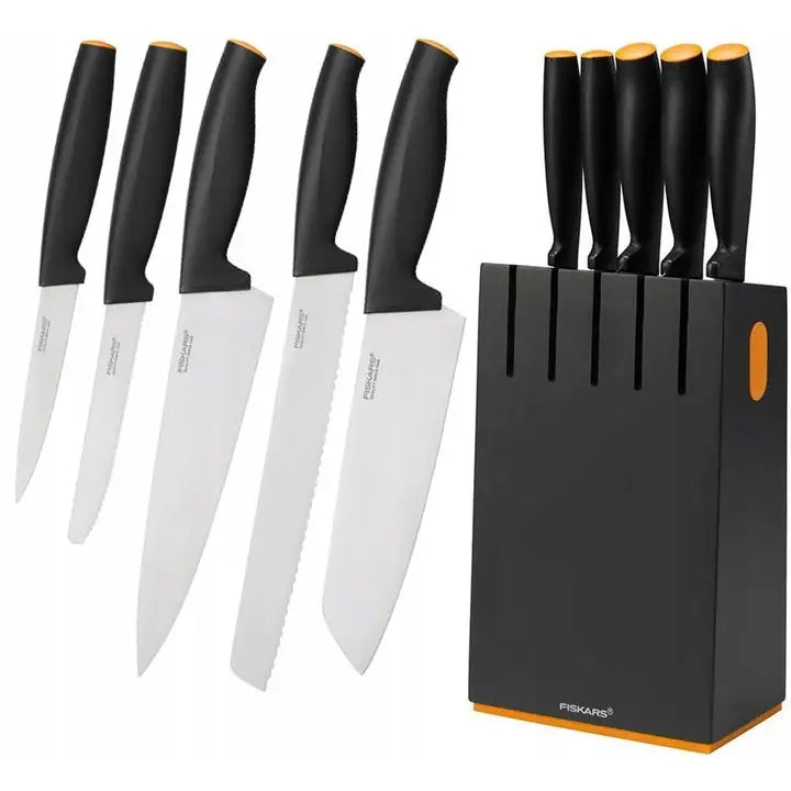 Komplett knivsett fra Fiskars Functional, seks kniver med sorte håndtak og oransje detaljer i sort knivblokk.