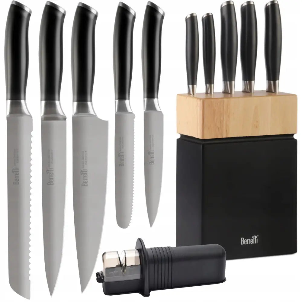 Komplett sett med fem kjøkkenkniver i svart blokk med tre, samt Fiskars knivsliper plassert foran.