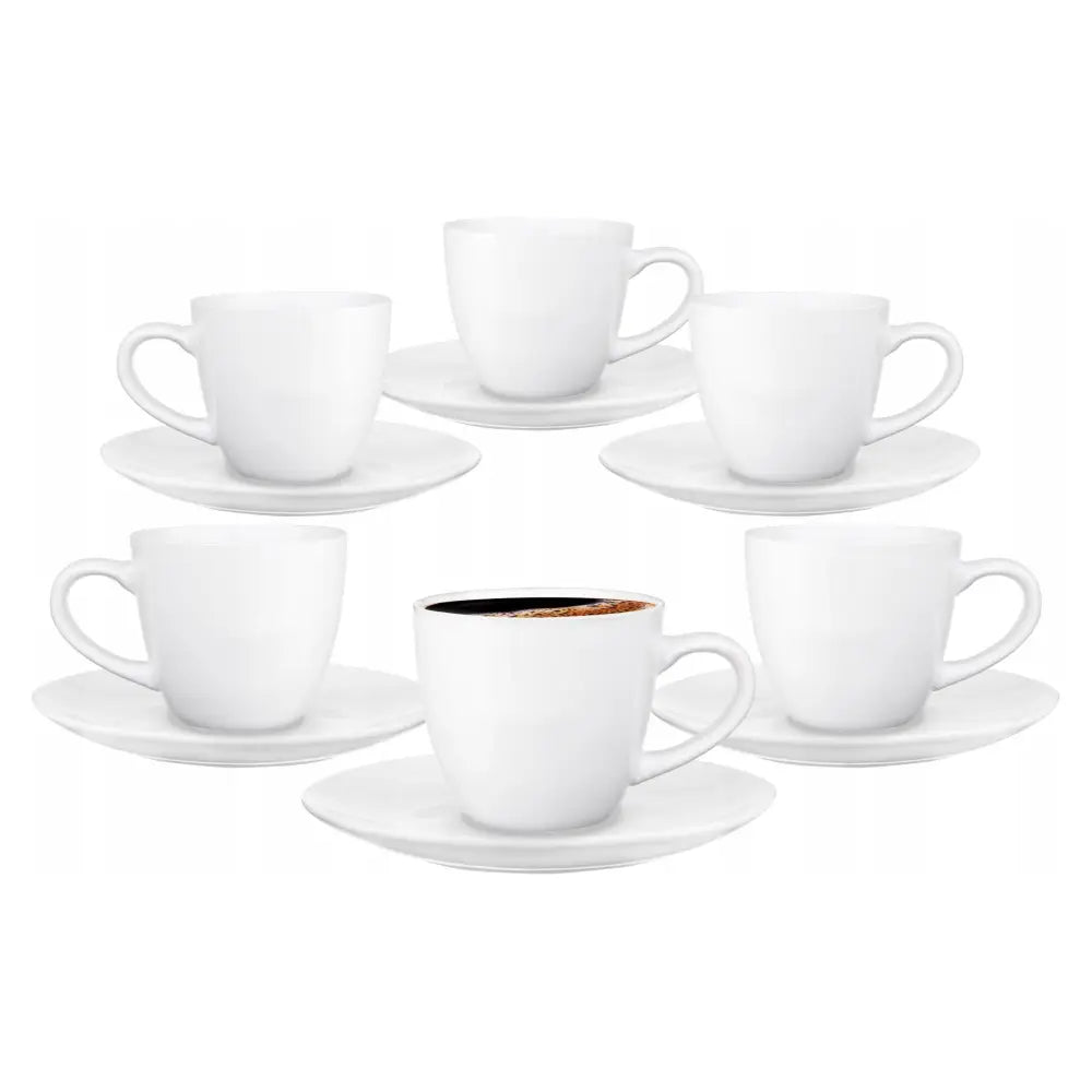 Komplett sett med seks hvite porselenskopper og skåler, én kopp fylt med kaffe, plassert foran hvit bakgrunn.