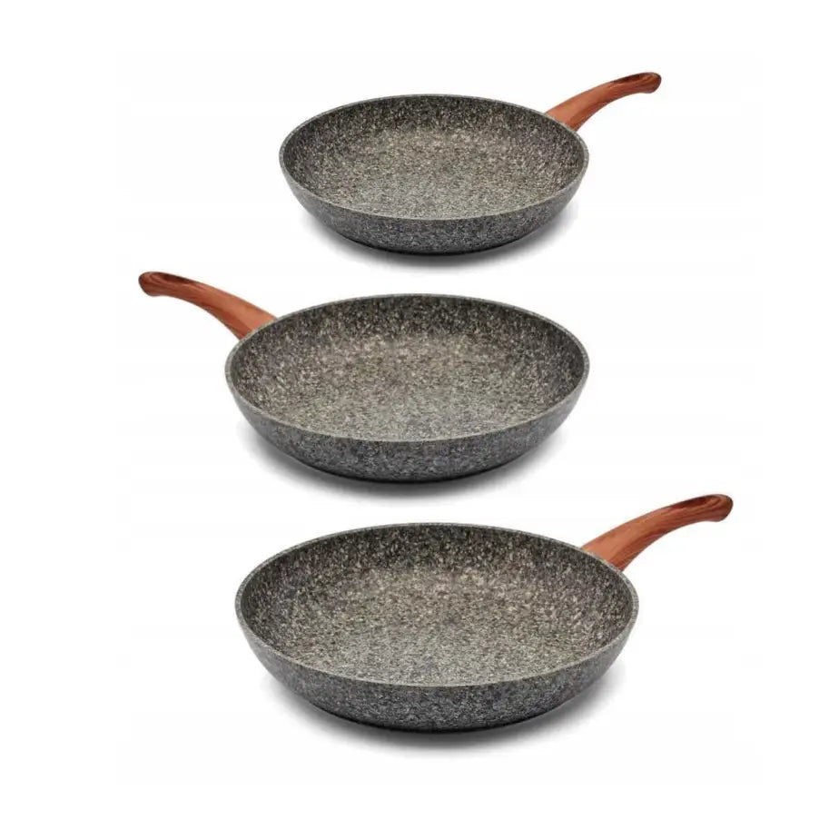 Tre Konighoffer stekepanner i ulike størrelser, steinmønstret grå overflate og brune håndtak, sideperspektiv.