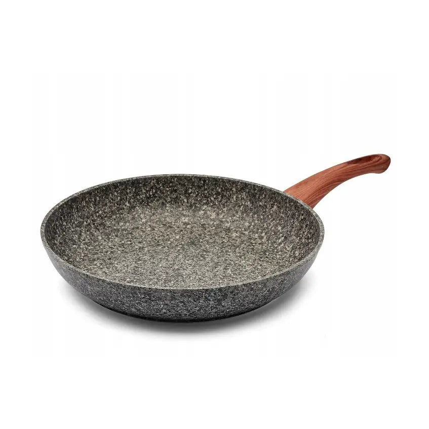 Stekepanne fra Konighoffer med grå steinlook og treimitert håndtak, sidevinkel mot håndtaket på hvit bakgrunn.