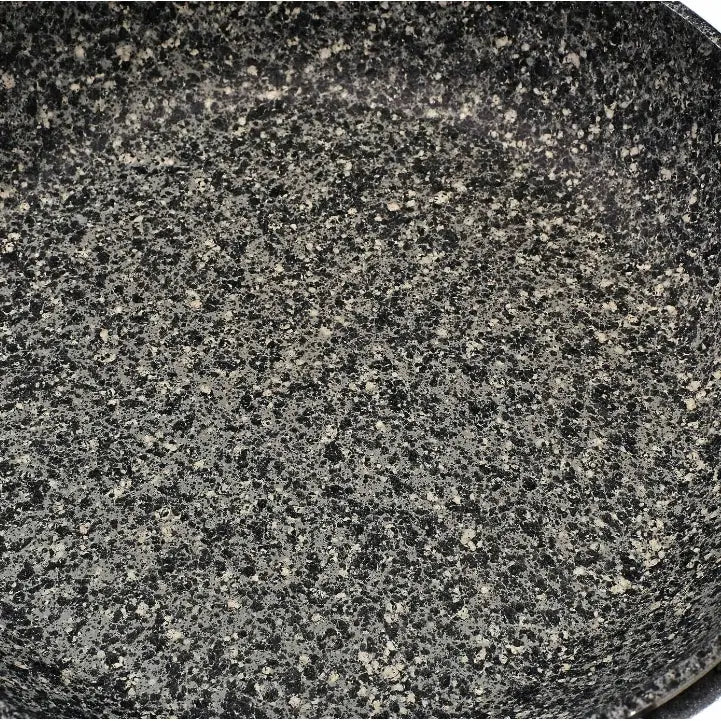 Stekepanne fra Konighoffer sett, detaljert nærbilde av non-stick steinoverflate i sort og grått.