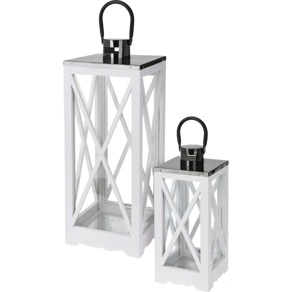 Komplett sett med hvite lanterner i tre og glass, to størrelser med sorte metalltopper og håndtak, skrå vinkel.