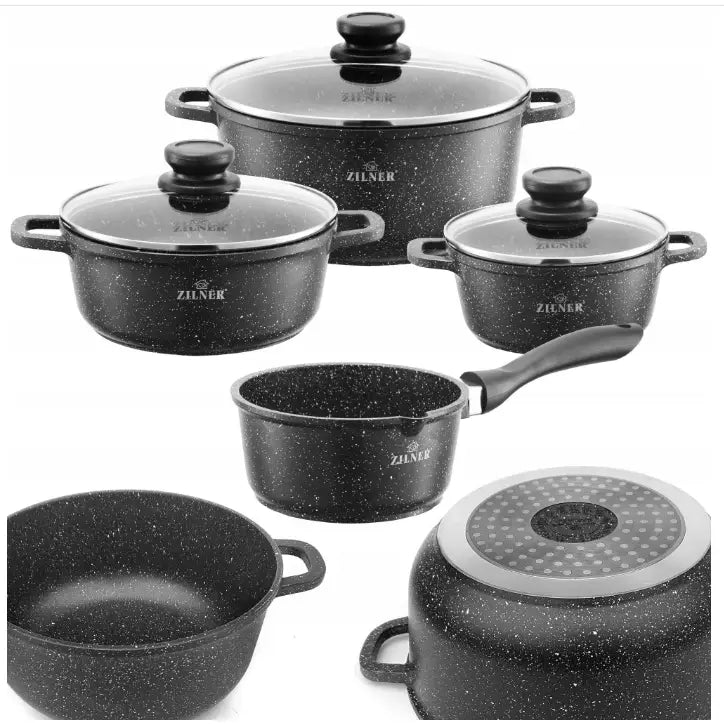 Komplett sett med sorte marmorbelagte gryter og glasslokk, fokus på grytebunn og langt håndtak.