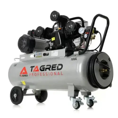 Kompressor 100L med tre stempler, skrå forfra-visning som viser trykkmålere, fire hjul og svarte detaljer.