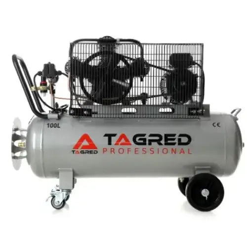 Kompressor 100L med tre stempler, sidevisning som fremhever hjul, svart motorbeskyttelse og tydelig logo.