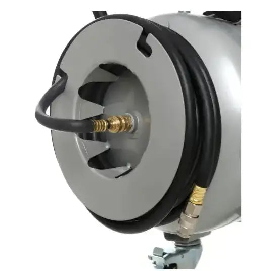 Kompressor 100L, nærbilde av sølvfarget beholder med sort slange og synlig messingkobling i senter.