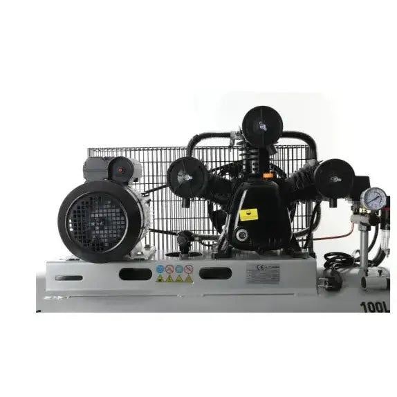 Kompressor 100L med tre stempler, frontvisning med sort motor, trykkmåler og varselsymboler synlig på fronten.