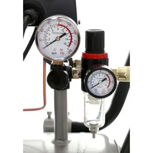 To trykkmålere med klare skalaer i bar og psi, sidevisning av kompressorens væskebeholder.