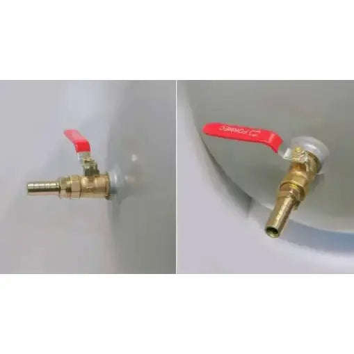 Messingkran med rød hendel på grå overflate, vist fra siden og skrått ovenfra med synlig åpning.