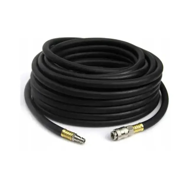 Sort gummislange med metallkoblinger til kompressor, sidevisning mot hvit bakgrunn.