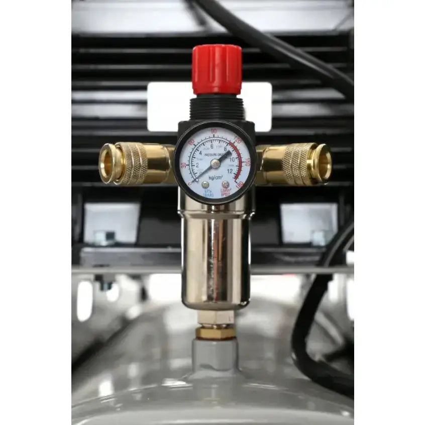 Kompressor 100L, nærbilde av trykkmåler med messingkoblinger, rødt håndtak og tydelig skala for kg/cm² og psi.