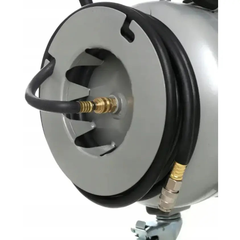 Kompressor med 100 liters tank, nærbilde av metalltrommel, sort slange, messingkobling og hjul bak.