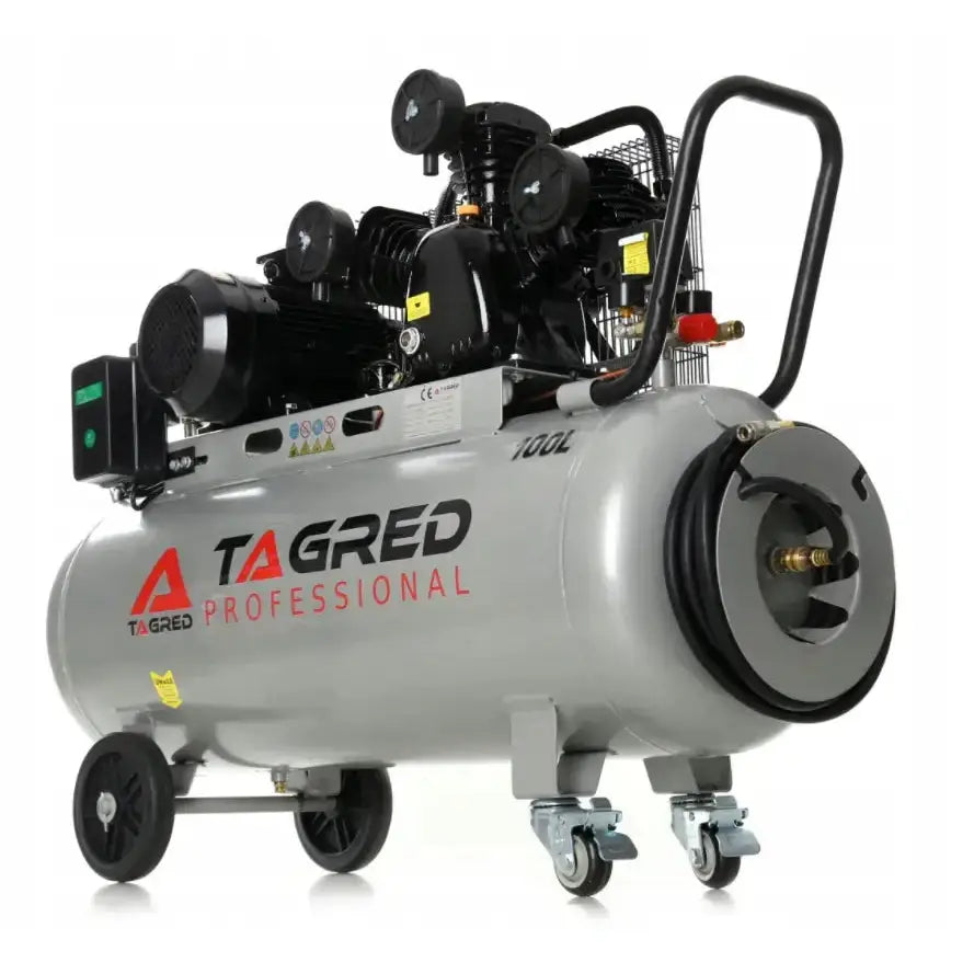 Kompressor 100L 400V, skrå frontvisning med hjul, bærehåndtak og påmontert slange synlig foran.
