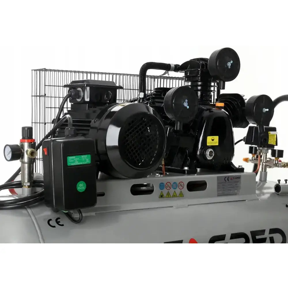 Kompressor 100L 400V, skrå nærbilde som fremhever trykkmåler, ventilasjonsgitter og elektriske detaljer.