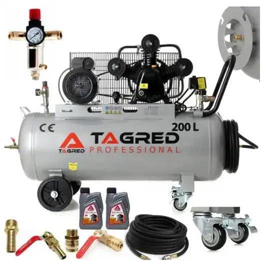 Kompressor 200L med tre stempler, sølvfarget sidevisning med motor, hjul og tilbehør tydelig synlig.