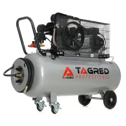 Kompressor 200L med tre stempler, skråvisning som fremhever hjulsett og beskyttelsesgitter over maskindelene.